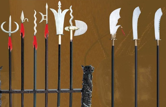 Theo sách "Võ Nhân Bình Định", "Thập bát ban binh khí" là tên gọi của 18 loại binh khí chủ đạo được sử dụng trong võ Bình Định, gồm: Côn (gậy), đao, thương, kiếm, bồ cào, xà mâu, thiết lĩnh, kích, giáo, lăng khiên, cung tên, đinh ba, thái long câu, dây xích, dải lụa đào, giản, búa (phủ), chùy.