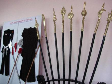 Võ Đình Tú là một trong những hổ tướng của nhà Tây Sơn. Theo sách "Tây Sơn thất hổ tướng", ông thông thạo từ côn, kiếm, thương, quyền…, trong đó côn giỏi nhất. Khâm phục trước tài năng của ông, nữ tướng Bùi Thị Xuân tặng Võ Đình Tú lá cờ đào thêu 4 chữ vàng: "Thiết côn tướng quân". Ngoài Võ Đình Tú, Đặng Xuân Phong cũng là tướng nhà Tây Sơn nổi tiếng về tài sử dụng côn đồng.