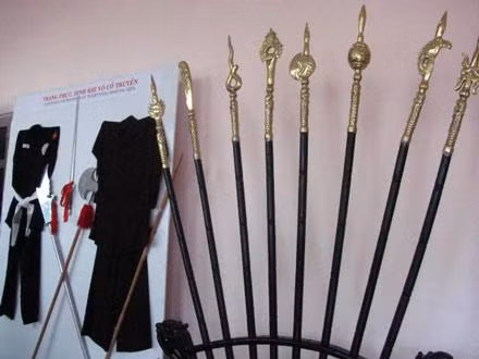 Võ Đình Tú là một trong những hổ tướng của nhà Tây Sơn. Theo sách "Tây Sơn thất hổ tướng", ông thông thạo từ côn, kiếm, thương, quyền…, trong đó côn giỏi nhất. Khâm phục trước tài năng của ông, nữ tướng Bùi Thị Xuân tặng Võ Đình Tú lá cờ đào thêu 4 chữ vàng: "Thiết côn tướng quân". Ngoài Võ Đình Tú, Đặng Xuân Phong cũng là tướng nhà Tây Sơn nổi tiếng về tài sử dụng côn đồng.