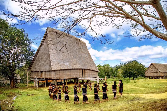  Gia Lai hiện là một trong 5 tỉnh thuộc khu vực Tây Nguyên. Theo Lịch sử Đảng bộ tỉnh, địa danh Gia Lai có từ năm 1932, biến âm từ tộc danh Jrai (Gia Rai) mà thành. Đây vốn là tộc người bản địa thuộc ngữ hệ Nam Đảo sinh sống tập trung ở vùng đất này.