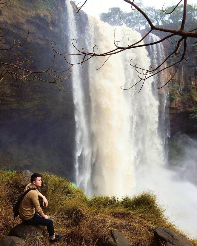 Là một trong những thác nước đẹp nhất Gia Lai, thác Phú Cường nằm ở huyện Chư Sê, cách TP Pleiku khoảng 45 km. Dòng nước ở đây như dải lụa trắng đổ xuống từ độ cao gần 50 m, mang nét hoang sơ, hùng vĩ của đại ngàn. Đến khu vực này, du khách còn có thể chiêm ngưỡng cầu vồng thường xuyên xuất hiện khi hơi nước li ti từ thác kết hợp với muôn tia nắng lung linh chiếu qua.