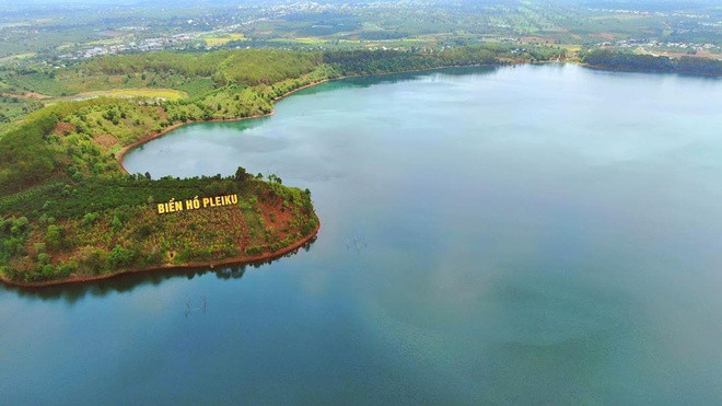 Nằm về phía bắc TP Pleiku, Biển Hồ là tên gọi khác của hồ T'Nưng. Nơi đây níu chân du khách bởi khung cảnh thiên nhiên thơ mộng, lãng mạn, khí hậu trong lành, mát mẻ. Biển Hồ vốn được nhiều người biết đến qua mỹ danh "đôi mắt Pleiku".
