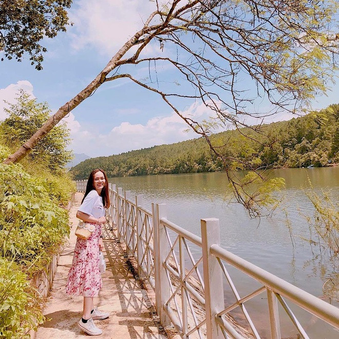 Thắng cảnh Biển Hồ ở Pleiku được xếp hạng di tích lịch sử - văn hóa cấp quốc gia vào năm 1988. Hồ nước ngọt rộng lớn này vốn là miệng núi lửa đã ngừng hoạt động từ hàng trăm triệu năm qua. Nơi đây thuộc nhóm núi lửa âm sụt chìm dưới đất, phân biệt với nhóm núi lửa dương nhô lên mặt đất, ví dụ như núi Hàm Rồng, một địa danh nổi tiếng khác cũng ở Pleiku.