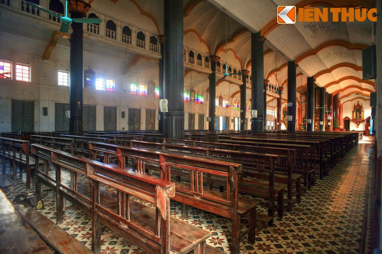 Trải qua hơn 130 năm, nhà thờ này vẫn đứng vững nhờ có hai hàng cột gỗ lim to lớn, chống đỡ mái vòm nối kết ba hình oval tạo nên một không gian có nhịp điệu, sinh động.