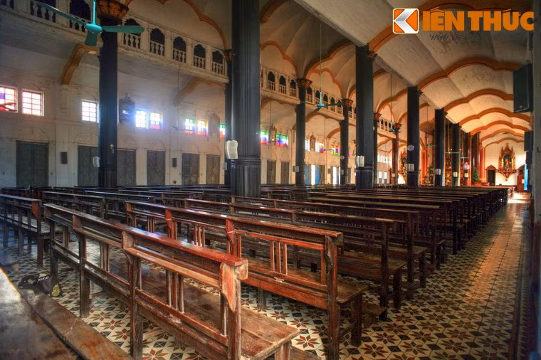 Trải qua hơn 130 năm, nhà thờ này vẫn đứng vững nhờ có hai hàng cột gỗ lim to lớn, chống đỡ mái vòm nối kết ba hình oval tạo nên một không gian có nhịp điệu, sinh động.