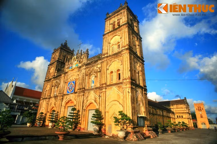 Khánh thành năm 1885, nhà thờ chính tòa Bùi Chu được coi là một trong những nhà thờ có lịch sử lâu đời và kiến trúc đẹp nhất Việt Nam. Nhà thờ còn có giá trị lớn về xã hội, công nghệ xây dựng, lịch sử phát triển đô thị. Giáo phận Bùi Chu cũng có ý nghĩa xã hội quan trọng là nơi đầu tiên được công nhận giáo phận đầu tiên ở Việt Nam (năm 1533). 