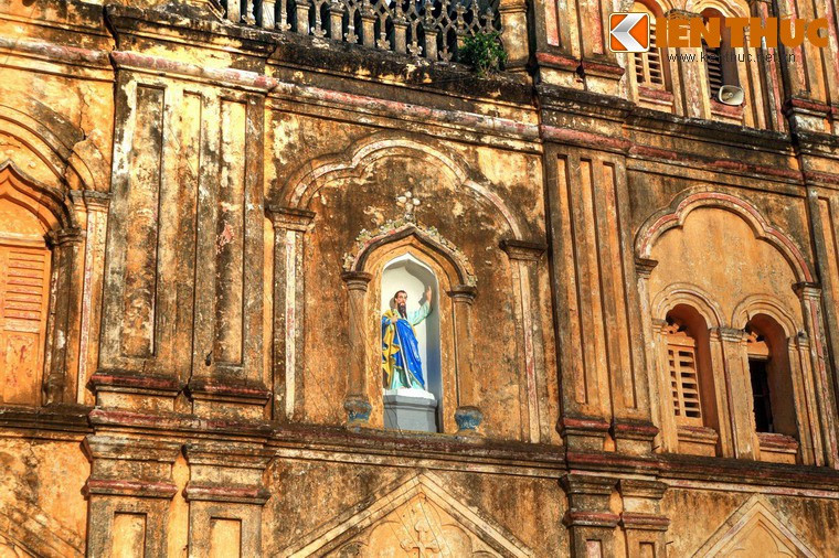 Cách thức tạo hình này vừa thể hiện đường nét baroque cổ kính, vừa thể hiện nét phương Đông, tạo ra không gian đa dạng, phù hợp với nơi chốn mà nó tồn tại, theo ThS. KTS Cao Thành Nghiệp.