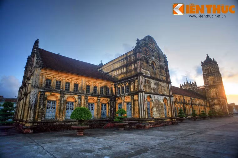 Về tổng quan, nhà thờ Bùi Chu có chiều dài 78 mét, rộng 22 mét, cao 15 mét, được xây dựng theo phong cách kiến trúc Baroque, một phong cách hiếm gặp tại các nhà thờ cổ của Việt Nam.