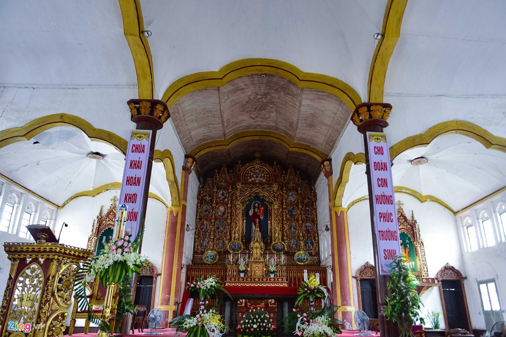 Sự nguy nga, tráng lệ ở phần nội thất còn được tạo nên bởi những mảng chạm khắc tinh xảo và sơn son thếp vàng lộng lẫy, kèm theo những bàn ghế, đồ thờ, cổ vật rất quý giá. Ảnh:Hoàng Đông/Zing