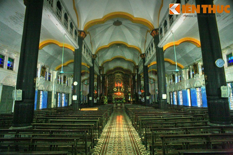 Nét đặc sắc trong thiết kế nhà thờ là những hình oval 3 lá trên trần - một biến thể của mỹ thuật Thiên Chúa giáo không thấy ở các nhà thờ nào khác ở Việt Nam, cũng như nhiều chi tiết trang trí cầu kỳ.