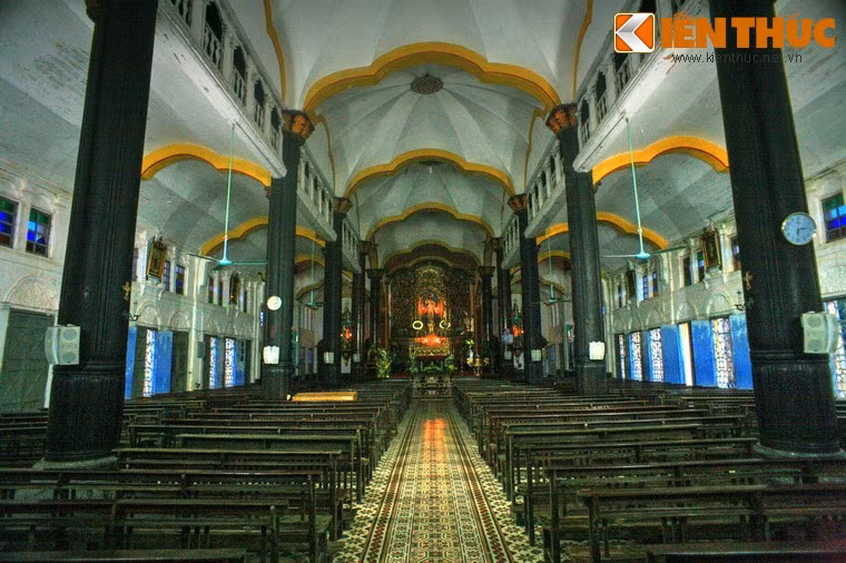 Nét đặc sắc trong thiết kế nhà thờ là những hình oval 3 lá trên trần - một biến thể của mỹ thuật Thiên Chúa giáo không thấy ở các nhà thờ nào khác ở Việt Nam, cũng như nhiều chi tiết trang trí cầu kỳ.