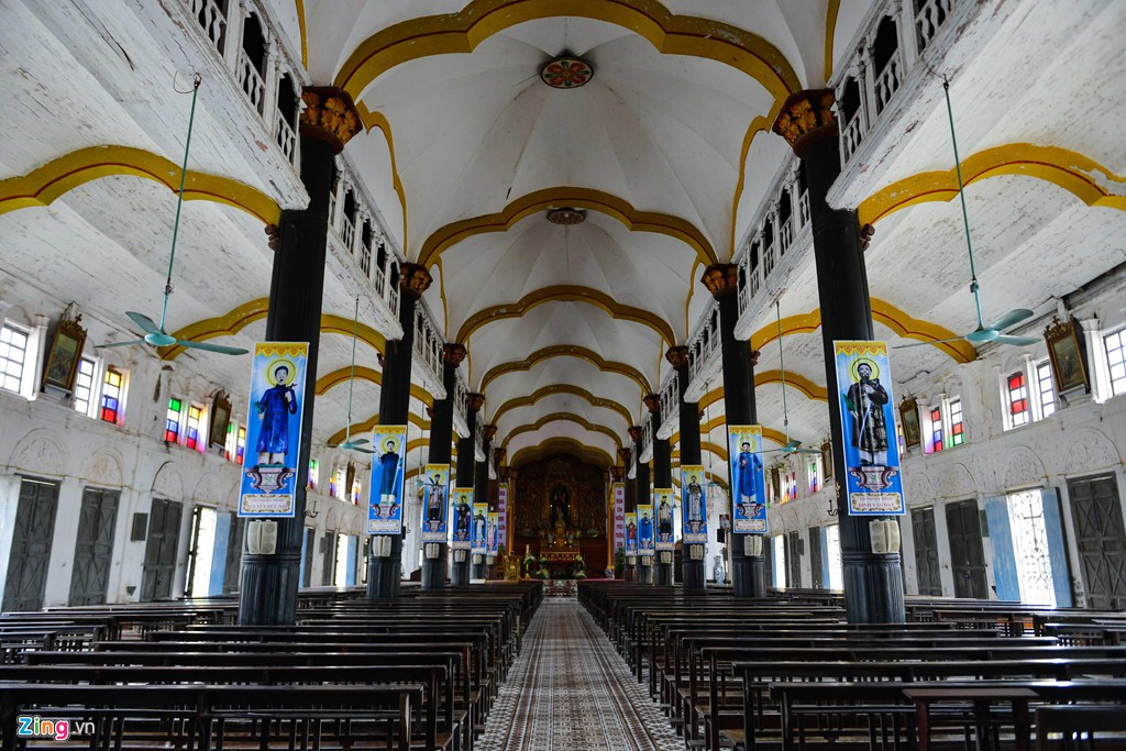 Phong cách kiến trúc baroque bắt nguồn từ Italy vào cuối thế kỷ XVI, được thể hiện rõ nét hơn ở nội thất lộng lẫy bên trong nhà thờ. Ảnh: Hoàng Đông/Zing