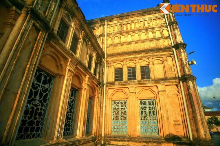 Cách thức xây dựng công trình cũng rất đặc sắc với khung nhà bằng tường gạch chịu lực kết hợp những hàng cột gỗ lim đặt trên những bệ đá điêu khắc tinh xảo.