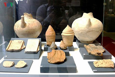 Theo sách "Cơ sở văn hóa Việt Nam", vương quốc cổ Phù Nam chịu ảnh hưởng lớn từ Hindu giáo của Ấn Độ. Theo sách "Phù Nam thổ tục", ông vua đầu tiên của nước Phù Nam là quý tộc người Ấn Độ.