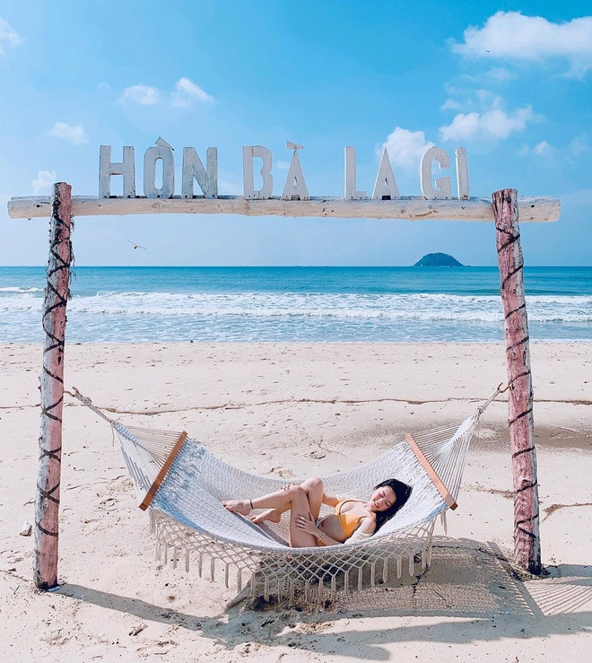 La Gi có đường bờ biển dài khoảng 28 km với nhiều bãi biển đẹp, thu hút du khách như Đồi Dương, Cam Bình... Cách bờ biển La Gi khoảng 2 km là Hòn Bà, có miếu thờ Thánh mẫu Thiên Y A Na, như một biểu tượng của thị xã.