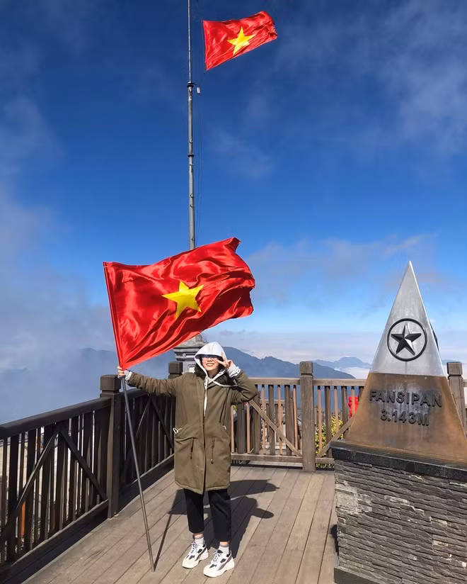 Đỉnh Fansipan cao 3.143 m, thuộc dãy Hoàng Liên Sơn, cách trung tâm thị xã Sa Pa khoảng 9 km về phía tây nam, giáp hai tỉnh Lào Cai và Lai Châu. Được mệnh danh là "nóc nhà Đông Dương", điểm đến này thu hút nhiều du khách yêu thích chinh phục, khám phá.