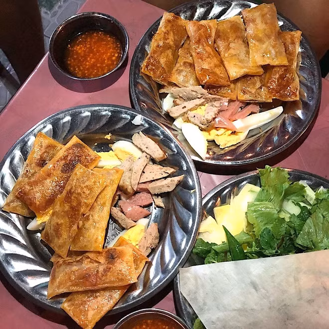 Những năm gần đây, chả lụi La Gi được nhiều người biết đến như một món ngon của ẩm thực Bình Thuận. Để làm chả lụi, người ta dùng bánh tráng mỏng gói nhân ở giữa, thường là nhân tôm thịt quết nhuyễn, rồi đem chiên hoặc nướng giòn rụm. Một phần chả lụi còn có các loại rau thơm, xoài, dưa leo, nem, chả, trứng xắt mỏng cùng nước chấm ăn kèm.