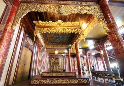 Theo Trung tâm Bảo tồn Di tích cố đô Huế, ngai vàng triều Nguyễn được chế tác dưới thời vua Gia Long (1802-1819), sau đó được sử dụng xuyên suốt trong thời Nguyễn với tổng cộng 13 đời vua, kéo dài trong 143 năm.