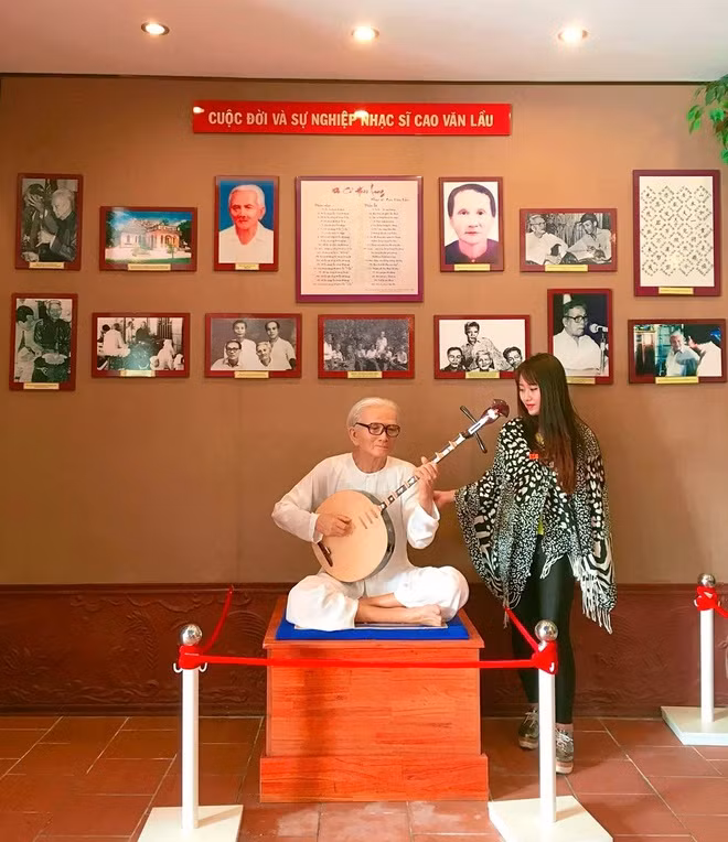 Khu lưu niệm Nghệ thuật đờn ca tài tử Nam Bộ và nhạc sĩ Cao Văn Lầu là một điểm đến thú vị ở TP Bạc Liêu. Tại đây, du khách có thể tìm hiểu một di sản văn hóa phi vật thể đặc sắc của đất phương Nam, tìm hiểu cuộc đời, sự nghiệp của nhạc sĩ Cao Văn Lầu cùng bản "Dạ cổ hoài lang" nổi tiếng.