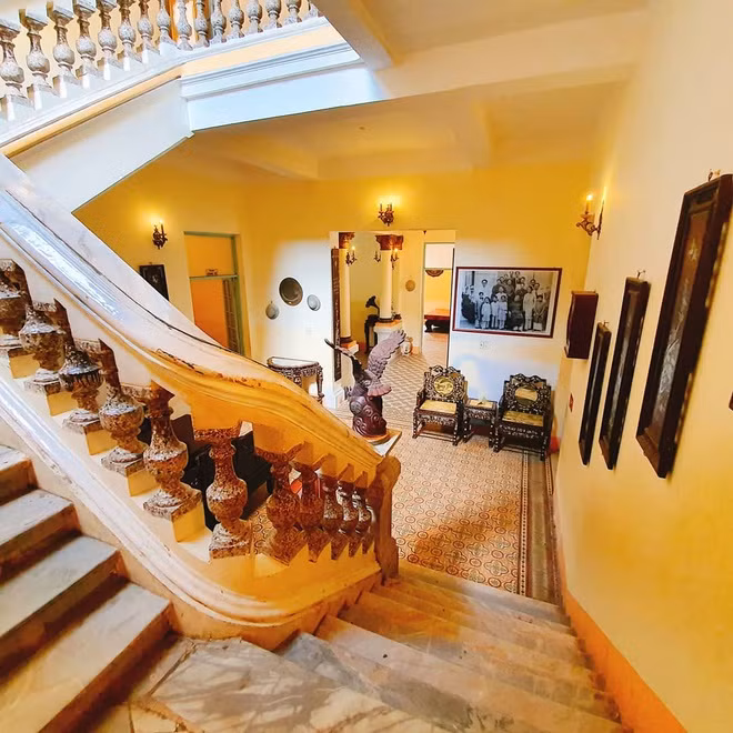 Đến Bạc Liêu, nhiều du khách không quên ghé thăm khu nhà công tử Bạc Liêu Trần Trinh Huy, nhân vật giàu có nổi tiếng một thời với những giai thoại ly kỳ. Công trình được xây dựng vào năm 1919 với kiến trúc phương Tây sang trọng. Nhà hiện là nơi trưng bày một số hình ảnh tư liệu, lưu giữ các món đồ cổ quý...