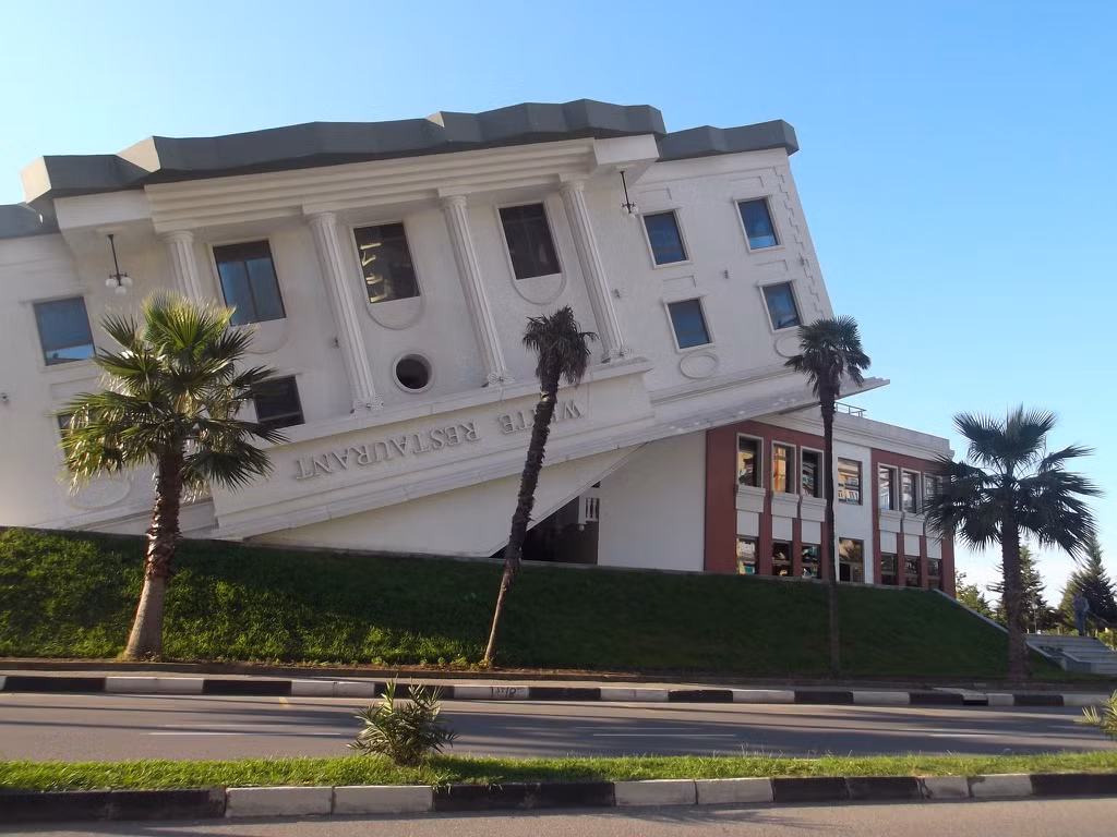  Nhà hàng Trắng, Mỹ: Tòa nhà lộn ngược đầu tiên ở Batumi (Georgia, Mỹ) là một nhà hàng nổi tiếng, không chỉ bởi kiến trúc độc đáo mà còn vì đồ ăn ngon được phục vụ ở đây.