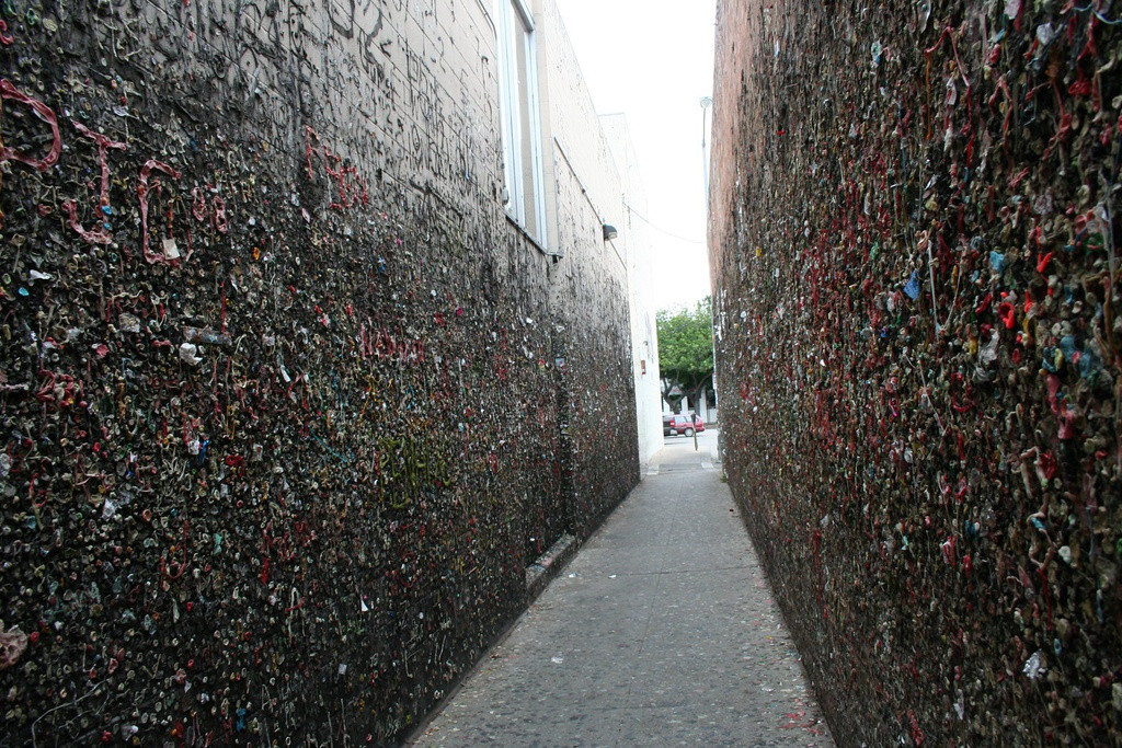 Hẻm bã kẹo cao su, Mỹ: Con hẻm này được tạo ra ở San Luis Obispo (California) vào những năm 1960. Kể từ đó, nơi này trở thành tác phẩm nghệ thuật thực sự. Hai bức tường cao 4,57 m của con hẻm bị bao phủ hoàn toàn bởi bã kẹo cao su của khách du lịch từ khắp nơi trên thế giới.