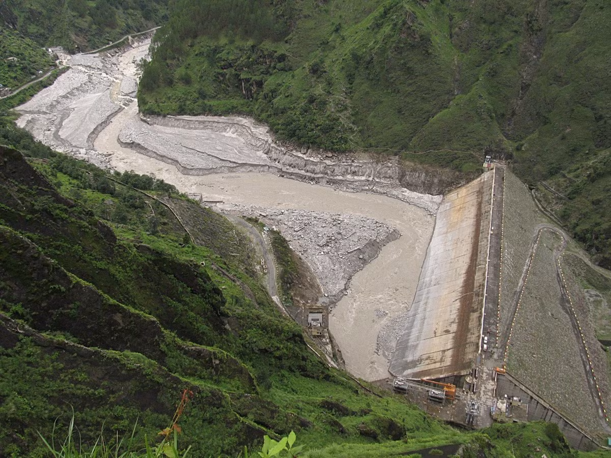  Thảm họa vỡ đập Bản Kiều vào ngày 8/8/1975 tại tỉnh Hà Nam, Trung Quốc. Siêu bão Nina trút mưa lớn xuống khu vực khiến đập Bản Kiều vỡ, tạo ra một trong những thảm họa vỡ đập khủng khiếp nhất thế giới, khiến 26 nghìn người chết, hàng trăm ngàn người bị thương. Số người bị ảnh hưởng bởi thảm họa là hơn 10 triệu người trong khi gần 6 triệu căn nhà bị phá hủy. Khi đập Bản Kiều vỡ, con nước với vận tốc lên tới 50km/h ào về phía thung lũng bên dưới, cuốn đi 62 đập khác như hiệu ứng domino. Trong vài phút, toàn bộ các làng mạc với hàng nghìn cư dân bị nhấn chìm. 