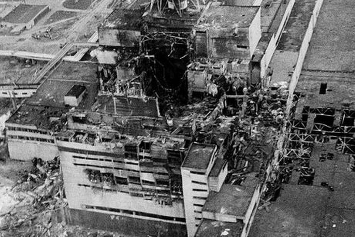  Vụ nổ ở nhà máy điện nguyên tử ở Chernobyl, thị trấn Pripyat, Ukraine xảy ra vào ngày 26/4/1986. Đây được coi là vụ tai nạn hạt nhân trầm trọng nhất trong lịch sử năng lượng hạt nhân. Vụ nổ lò phản ứng tại nhà máy điện hạt nhân Chernobyl đã ném chất phóng xạ vào khí quyển, do không có tường chắn, đám mây bụi phóng xạ tung lên từ nhà máy lan rộng Liên bang Xô viết, Đông và Tây Âu, Scandinavia, Anh quốc, và đông Hoa Kỳ. Nhiều vùng rộng lớn thuộc Ukraine, Belarus và Nga bị ô nhiễm nghiêm trọng. Khoảng 60% đám mây phóng xạ đã rơi xuống Belarus. Thảm họa dẫn tới việc phải sơ tán và tái định cư cho hơn 336.000 người. Chỉ có 31 người thiệt mạng, nhưng hàng trăm nghìn người phải chịu tác động của phóng xạ.