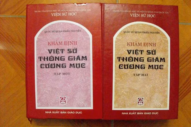 Theo các tài liệu lịch sử, Lê Hiển Tông là vua hiền lành, cam chịu. Theo sách "Khâm định Việt sử Thông giám Cương mục" của triều Nguyễn, "nhà vua là người nhân từ, trầm tĩnh. Lúc về già, gặp Trịnh Sâm áp bức, ông cũng chỉ ngậm miệng mà nhịn. Đến nay Tây Sơn tôn phò, nhà vua ngoài mặt tuy mừng mà trong bụng vẫn lấy làm lo".