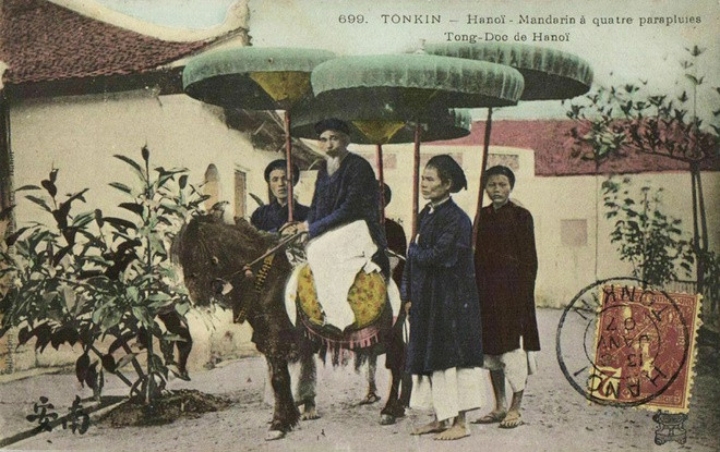 Tổng đốc Hà Nội, được chú thích là quan bốn lọng với phương tiện di chuyển là ngựa cưỡi, cùng bốn tùy tùng che lọng theo hầu.