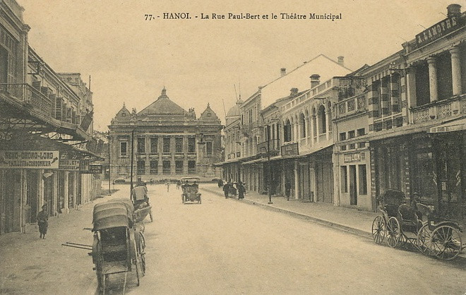 Phố Paul Bert (Tràng Tiền). Ở giữa đường là xe ôtô chạy bằng động cơ hơi nước đang di chuyển.