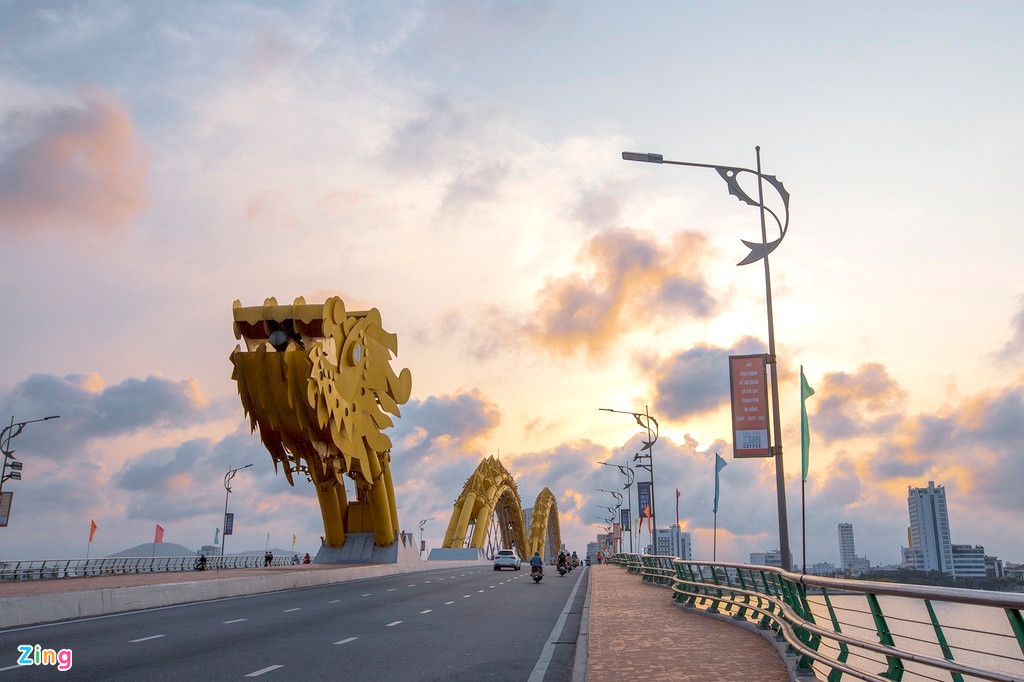  Cầu Rồng (Đà Nẵng): Cầu Rồng được thiết kế nổi bật với hình ảnh một con rồng uy nghi, đầu ngẩng cao, thân uốn lượn như đang vươn mình bay ra biển lớn. Cây cầu này bắc qua sông Hàn, có chiều dài 666 m, rộng 37,5 m với 6 làn xe chạy.