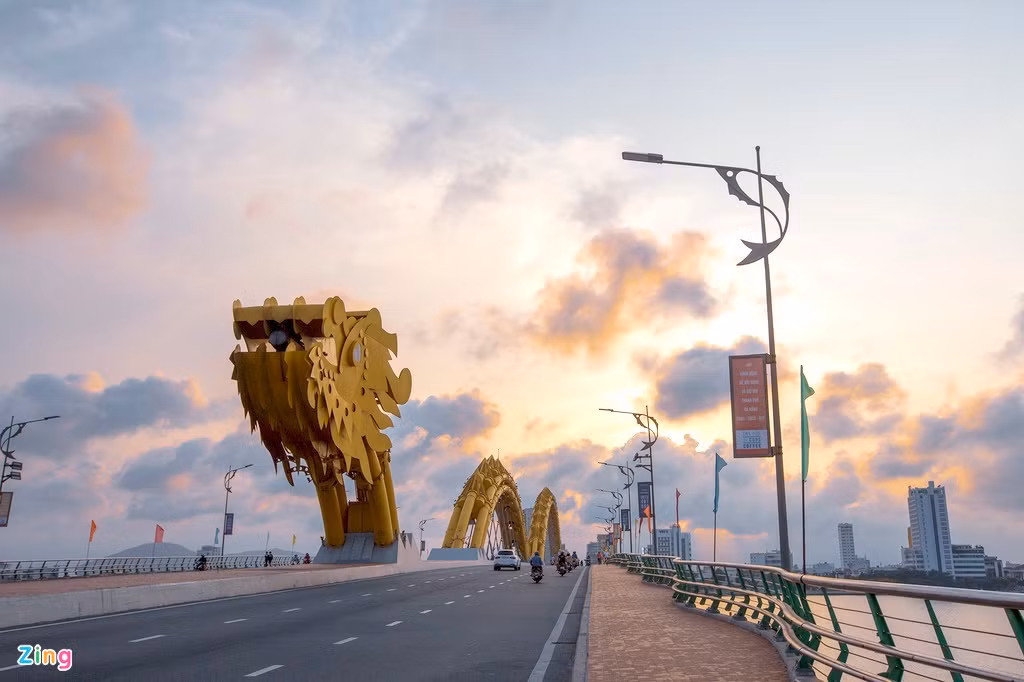  Cầu Rồng (Đà Nẵng): Cầu Rồng được thiết kế nổi bật với hình ảnh một con rồng uy nghi, đầu ngẩng cao, thân uốn lượn như đang vươn mình bay ra biển lớn. Cây cầu này bắc qua sông Hàn, có chiều dài 666 m, rộng 37,5 m với 6 làn xe chạy.