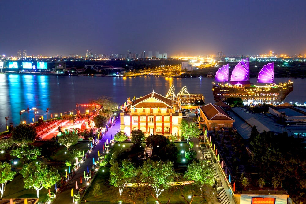  Bến Nhà Rồng (TP.HCM): Nơi đây vốn là thương cảng lớn được xây dựng từ giữa năm 1862. Tên gọi bến Nhà Rồng bắt nguồn từ hình tượng hai con rồng châu đầu vào mặt trăng theo mô típ "lưỡng long chầu nguyệt", một kiểu trang trí quen thuộc của đền chùa Việt Nam. Ngày nay, địa điểm này trở thành bảo tàng Hồ Chí Minh, nơi bạn có thể khám phá kiến trúc tòa nhà, tìm hiểu những dấu tích lịch sử cách mạng hay ngắm toàn cảnh sông Sài Gòn...