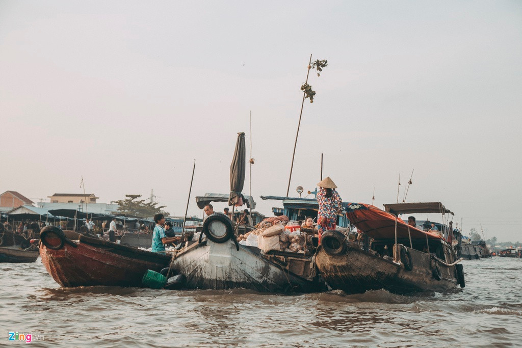  Đồng bằng sông Cửu Long: Sông Mekong chảy qua Việt Nam, rồi đổ ra biển Đông theo 9 cửa sông. Vì vậy, tại Việt Nam, dòng sông này còn có tên là sông Cửu Long, tức là 9 con rồng cùng đổ ra biển. Tạp chí du lịch Anh Rough Guides từng ca ngợi đồng bằng sông Cửu Long là vùng đất trù phú, màu mỡ, có hệ thống kênh rạch chằng chịt, đầy sắc màu cuộc sống. Bạn có thể dễ dàng hoà nhập, khám phá đời sống và nền văn hóa của người dân miền Tây khi đến đây. Ngoài ra, việc thưởng thức đặc sản địa phương giữa miền sông nước hiền hoà cũng mang lại những trải nghiệm đáng giá.