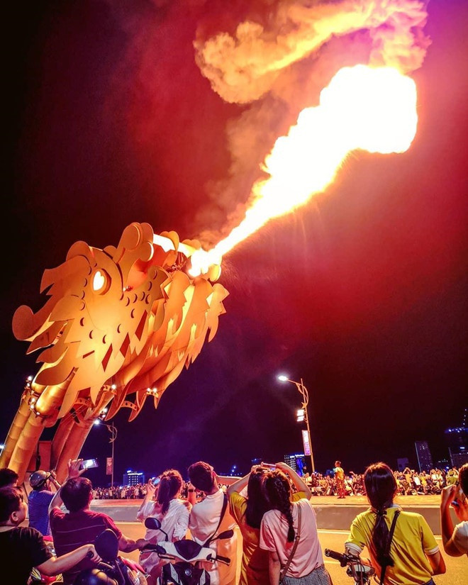 Theo bình chọn của Architecture &amp; Design, cầu Rồng nằm trong top 15 cây cầu đẹp nhất thế giới và vinh dự được trao tặng giải thưởng lớn của Hội đồng các công ty kỹ thuật Mỹ. Nét kiến trúc độc đáo cùng khả năng phun ra nước và lửa khiến cây cầu này trở thành điểm check-in hút khách tại Đà Nẵng.