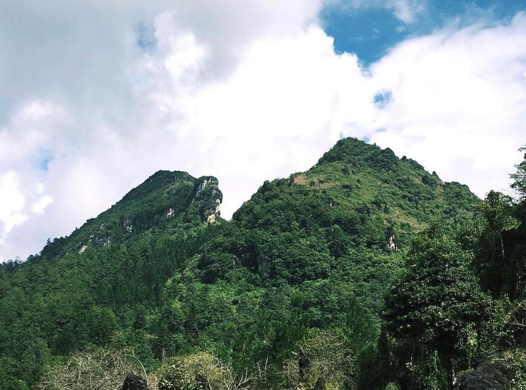 Núi Hàm Rồng (Lào Cai): Hàm Rồng là tên ngọn núi nổi tiếng nằm trong dãy Hoàng Liên Sơn hùng vĩ của Việt Nam. Núi có tên này do mang dáng dấp khá rõ nét của một chiếc đầu rồng đang ngẩng lên trời. Trang Huffington Post từng bình chọn núi Hàm Rồng là một trong những địa điểm ngắm hoàng hôn tuyệt vời. Đây cũng là nơi du khách không thể bỏ lỡ khi có dịp ghé thăm Sa Pa (Lào Cai). Vẻ đẹp hội tụ thiên nhiên, văn hóa và con người tại vùng đất này là những điều hấp dẫn bạn trong suốt hành trình.