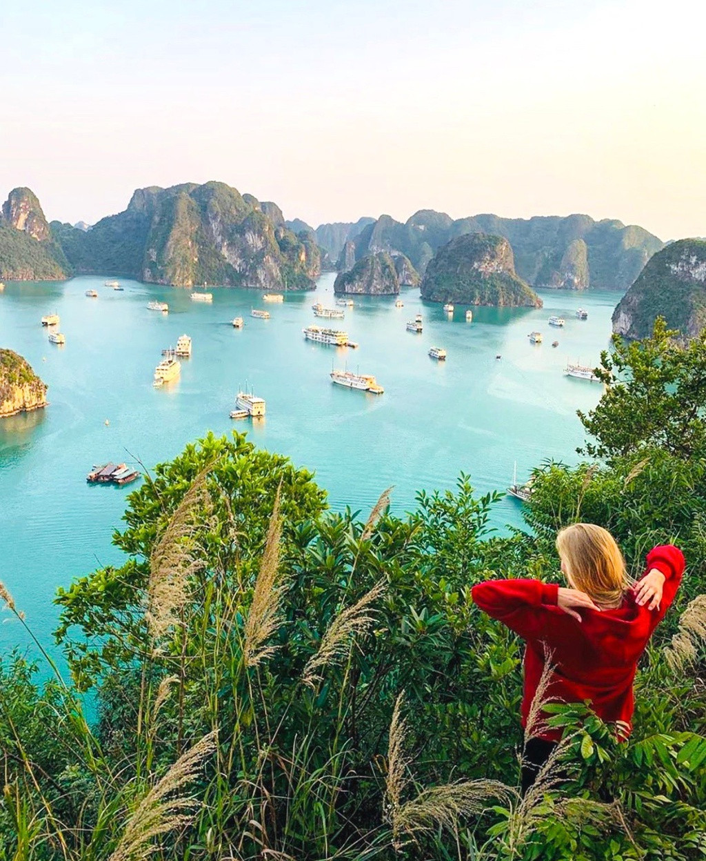 Tên gọi Hạ Long bắt nguồn từ truyền thuyết về vị trí rồng đáp xuống che chở cho đất nước. Ngày nay, du khách có thể ngắm vịnh từ trực thăng, chiêm ngưỡng sự sinh động của hệ thống đảo đá khi lênh đênh trên du thuyền hay chèo thuyền kayak. Bất kể mùa nào trong năm, vịnh Hạ Long đều chinh phục khách du lịch bởi vẻ đẹp ngỡ ngàng.