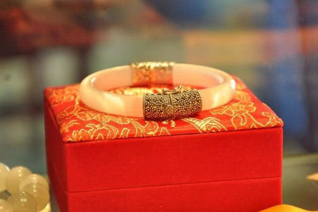 Từ ngày này, cung Mệnh của con giáp Dậu được cát tinh “Thiên tài” chiếu rọi, trở thành bước ngoặt, đạt được thành công, tài lộc ùn ùn đổ về, tiền nhiều không đếm xuể.