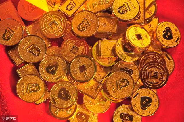 Ngoài ra, theo tử vi 12 con giáp, với những người tuổi Tuất làm công sở, họ sẽ được cấp trên trọng dụng, cơ hội đi đây đó mở mang mối quan hệ nhiều hơn. Từ đó có những vận may về tài chính chờ đón. 