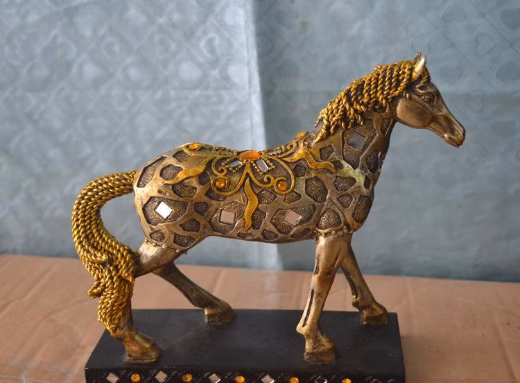 Theo tử vi 12 con giáp, nửa cuối năm nay, người tuổi Ngựa sẽ được rời xa bực dọc, ngập trong bầu không khí tươi vui, phú quý, không phải lo bất cứ chuyện phiền não nào trong gia đình. 