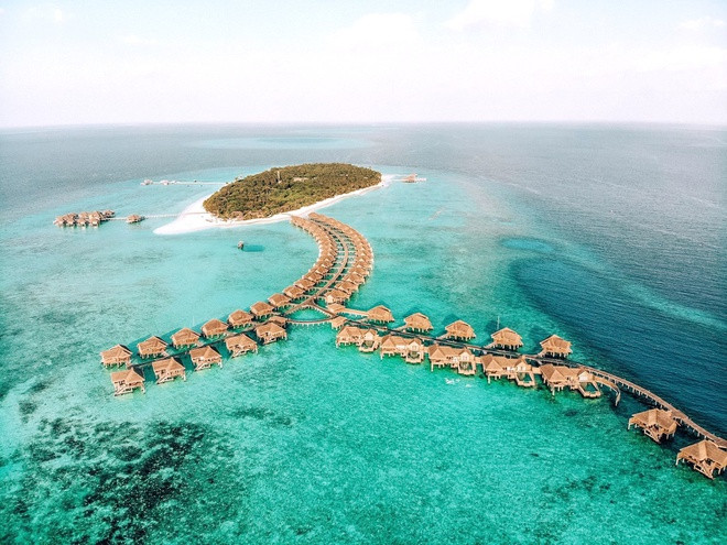 Maldives nổi tiếng với những bãi biển tuyệt đẹp. Một trong số đó là hòn đảo Vakkaru, thuộc Khu bảo tồn sinh quyển ở quần đảo Baa Atoll. Nơi đây cuốn hút du khách với những đầm phá màu ngọc lam, cảnh sắc nguyên sơ. Thành phần chính cấu tạo nên đảo này là xác san hô được thải ra từ hệ tiêu hóa của những con cá vẹt.
