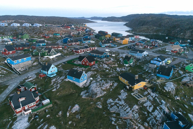 Greenland, hòn đảo thuộc chủ quyền của Đan Mạch, nằm phía trên Canada và vươn ra Bắc Cực. Theo World Atlas, đây là đảo lớn nhất thế giới với diện tích tự nhiên hơn 2,1 triệu km2. Diện tích hòn đảo này còn lớn hơn nhiều quốc gia khác.