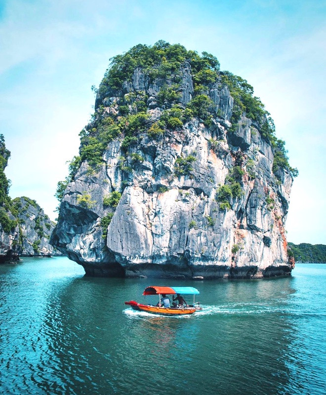 Vịnh Hạ Long cách Hà Nội khoảng 165 km, là một trong những điểm đến hút khách du lịch bậc nhất Việt Nam. Nơi đây sở hữu khoảng 1.600 hòn đảo đá vôi và đảo nhỏ. Du khách đến đây sẽ có cơ hội chiêm ngưỡng cảnh sắc tuyệt đẹp và trải nghiệm chèo thuyền kayak, ngồi trực thăm ngắm toàn cảnh vịnh...