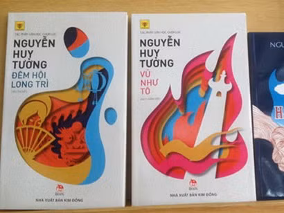  Đêm hội Long Trì cũng là tiểu thuyết lịch sử khác của Nguyễn Huy Tưởng, viết về bối cảnh lịch sử thối nát thời vua Lê chúa Trịnh. Nhân vật chính là Tuyên phi Đặng Thị Huệ, một cung tần rất được chúa Trịnh Sâm sủng ái. Bà trực tiếp và gián tiếp gây ra nhiều tai ách lúc bấy giờ. 