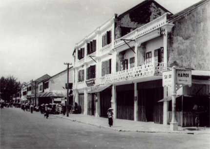 Nằm giữa thành phố Huế và thành phố Đà Nẵng là đèo Hải Vân (Hải Vân Quan). Cung đèo này từng được ví là "Thiên hạ đệ nhất hùng quan". Với chiều dài hơn 20 km, Hải Vân là một trong những cung đèo dài nhất, hiểm trở nhất ở Việt Nam.