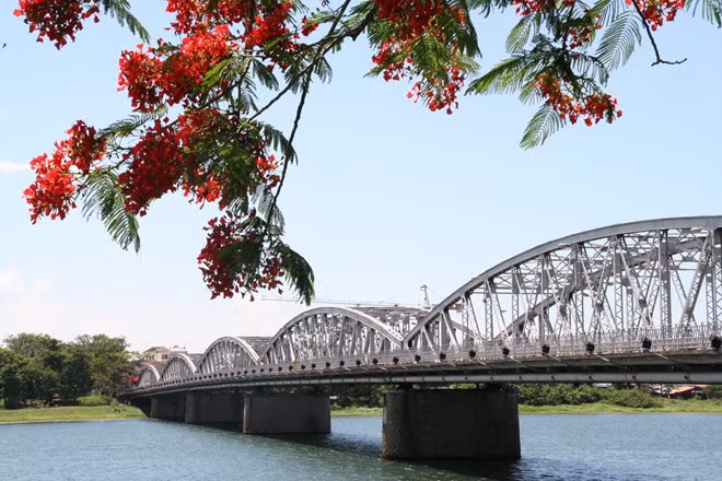 Theo "Địa chí Thừa Thiên Huế", chợ Đông Ba nằm ngay cạnh chân cầu Trường Tiền, phía bờ Bắc của thành phố Huế ngày nay. Chợ Đông Ba cũng nằm dọc theo bờ sông Hương, chảy trong thành phố Huế.