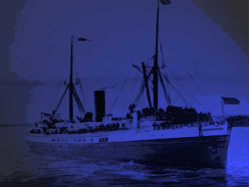 2. SS Valencia: Năm 1906, SS Valencia đã chìm ngoài khơi Vancouver, British Columbia sau khi gặp thời tiết xấu gần Cape Mendocino và sau đó trở thành chủ đề của những câu chuyện ma bí ẩn. Chỉ 37 trong số 108 người được cứu sống bằng xuồng cứu sinh. Kể từ đó, nhiều ngư dân đã tuyên bố chứng kiến cảnh tượng con tàu ma này xuất hiện với các bộ xương người ngay cả sau nhiều thập kỷ đã trôi qua.