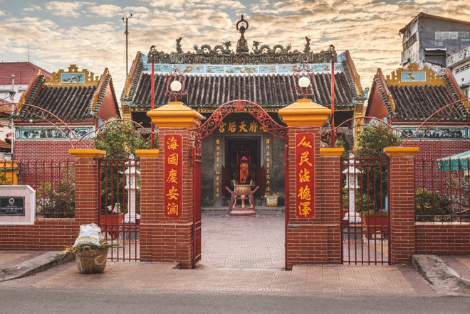 Ngoài chùa Ông Quách, Sa Đéc còn có chùa Bà Thiên Hậu, hay Thất Phủ Thiên Hậu Cung, là địa điểm văn hóa tâm linh thu hút nhiều du khách. Theo Địa chí Đồng Tháp, cùng với tín ngưỡng thờ Quan Công, tín ngưỡng thờ Bà Thiên Hậu của người Hoa ở đất Gia Định xưa đã có từ cuối thế kỷ 17. Chùa Bà Thiên Hậu ở Sa Đéc là một trong những di tích phản ánh tín ngưỡng này.