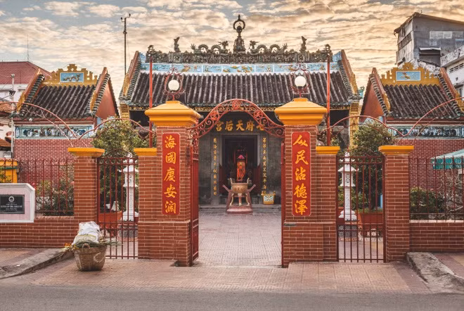 Ngoài chùa Ông Quách, Sa Đéc còn có chùa Bà Thiên Hậu, hay Thất Phủ Thiên Hậu Cung, là địa điểm văn hóa tâm linh thu hút nhiều du khách. Theo Địa chí Đồng Tháp, cùng với tín ngưỡng thờ Quan Công, tín ngưỡng thờ Bà Thiên Hậu của người Hoa ở đất Gia Định xưa đã có từ cuối thế kỷ 17. Chùa Bà Thiên Hậu ở Sa Đéc là một trong những di tích phản ánh tín ngưỡng này.